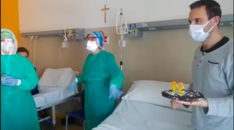VIDEO/ Coronavirus, compleanno particolare per un giovane di Ariano. Festa con l’equipe medica del “Moscati”