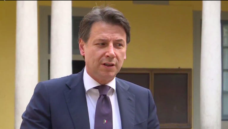 Dpcm, i chiarimenti di Conte: “Fase 2 non è normalità. Congiunti? Non significa dare delle feste”