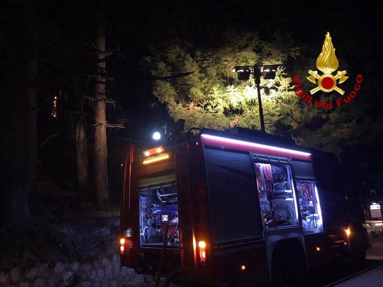 Incendio nel bosco di Serino, i Vigili del Fuoco in prima linea