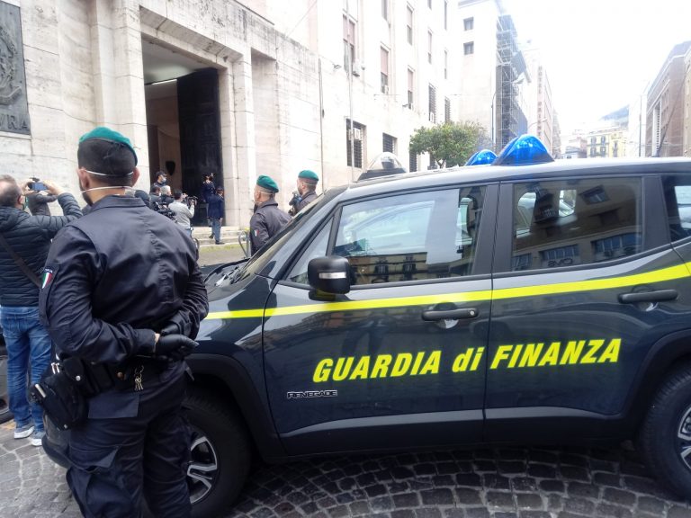 Video/Napoli, Carabinieri e Guardia di Finanza omaggiano Pasquale Apicella