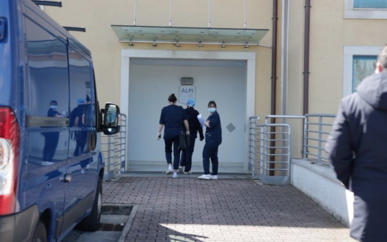 FOTO E VIDEO/  “Moscati”, apre il reparto Covid-19. Al via il trasferimento dei 37 malati di coronavirus