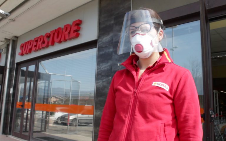 FOTO E VIDEO / La trincea del supermercato. “Leggo la paura negli occhi delle nostre cassiere. Ma non hanno saltato un giorno di lavoro”