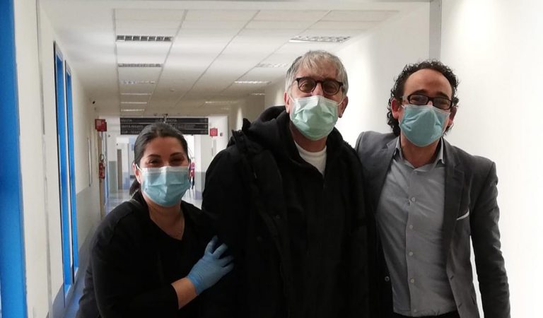 FOTO / Forino, il consigliere comunale sconfigge il Covid: sindaco e assessore lo festeggiano