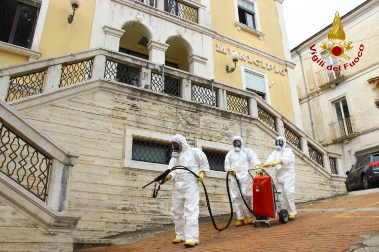 VIDEO/ Sanificazione anti-Covid: il contributo dei vigili del fuoco a Fontanarosa