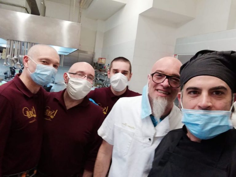 VIDEO / Qui Mercogliano. Chef cucinano gratis, Misericordia e Pro Loco consegnano pasti a bisognosi