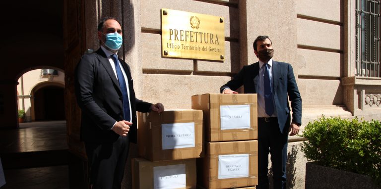 VIDEO/ 6.000 mascherine per Forze dell’Ordine, Prefettura e Rsa: il dono di Sibilia e Gubitosa ai “frontliner”