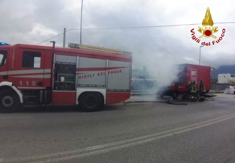 VIDEO/ Corriere in fiamme a Mercogliano: i caschi rossi evitano il peggio