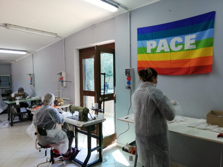 FOTO E VIDEO / 100quindiciPassi contro il Covid-19. Lo Stato vince ancora a Quindici. “Produciamo 500 mascherine al giorno”