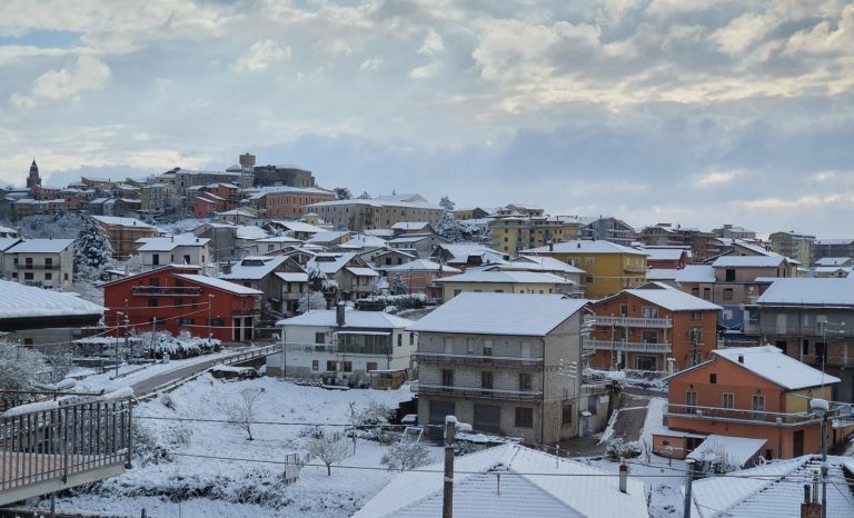 FOTO/ La neve sull’Irpinia è sempre uno spettacolo: no, non è un pesce d’aprile