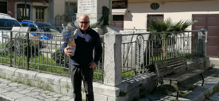 Pietrastornina, la Pro Loco regala le uova di Pasqua ai bambini. E tute e mascherine al “Moscati”