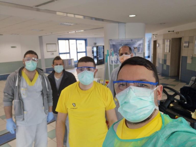 FOTO E VIDEO / “Anche noi conviviamo con un inferno quotidiano. Abbiamo paura ma siamo in prima linea”. Qui Moscati, parlano gli addetti alle pulizie