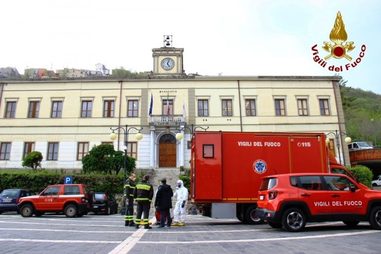 FOTO E VIDEO / Sanificazione anti-Covid a Mercogliano, in azione nucleo speciale dei vigili del fuoco