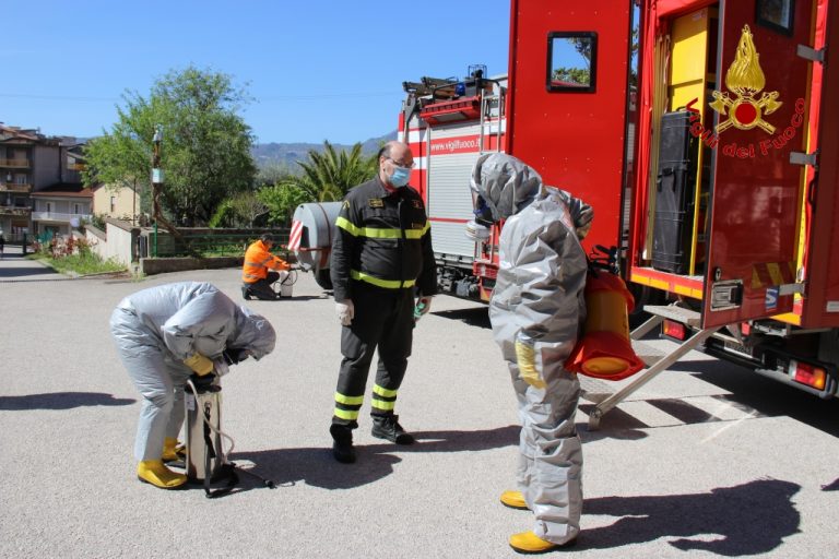 VIDEO E FOTO / Paternopoli: nucleo speciale dei vigili del fuoco sanifica locali del Municipio e due case di riposo