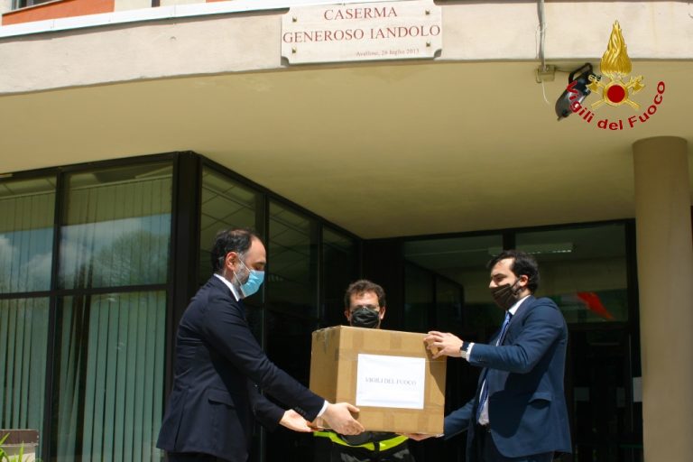 FOTO E VIDEO / Il Governo dona 1.000 mascherine ai vigili del fuoco di Avellino