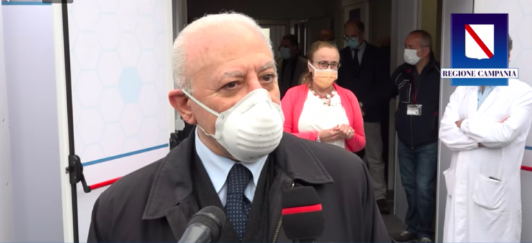 Contrordine De Luca: elementari chiuse. No coprifuoco, torna l’autocertificazione