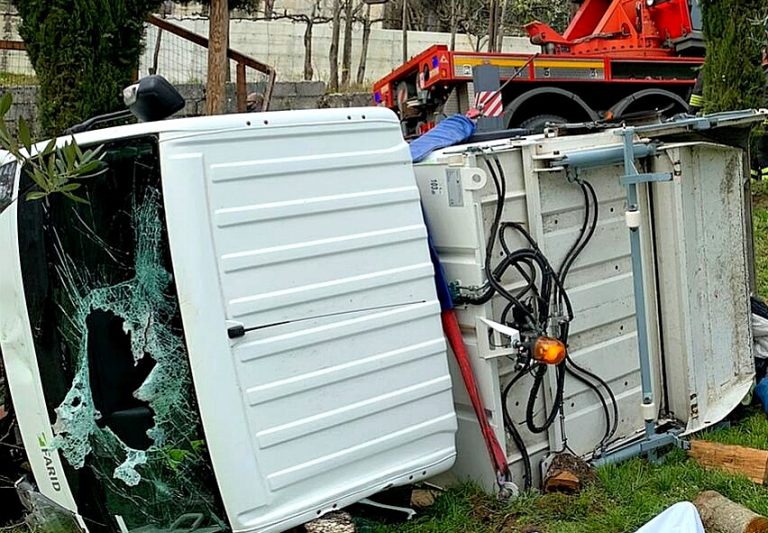 VIDEO-FOTO/ Operaio alla guida un camion rifiuti muore schiacciato in un incidente stradale