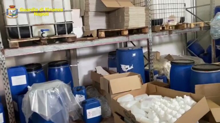 VIDEO/ San Giorgio a Cremano, sigilli ad una fabbrica: spacciava igienizzante per disinfettante