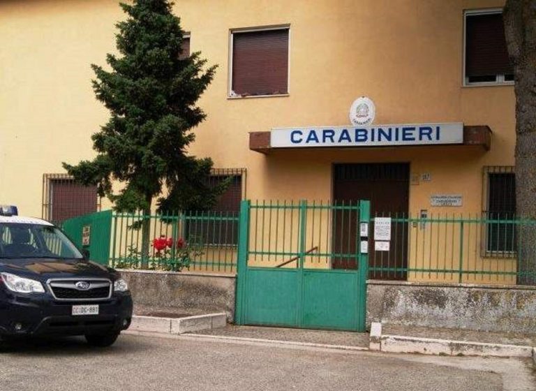 Procacciatrice d’affari attiva falso contratto a nome di persona deceduta: smascherata dai carabinieri di Greci