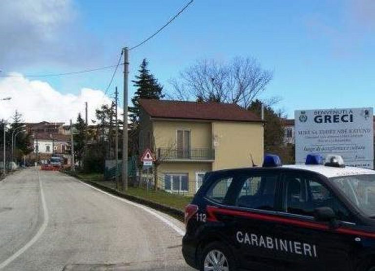 Gira in auto per Greci con un coltello a serramanico: nei guai 40enne foggiano
