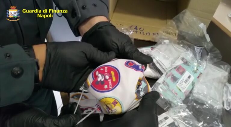 VIDEO/ L’ennesima fabbrica del falso nel Napoletano: scoperte mascherine non a norma