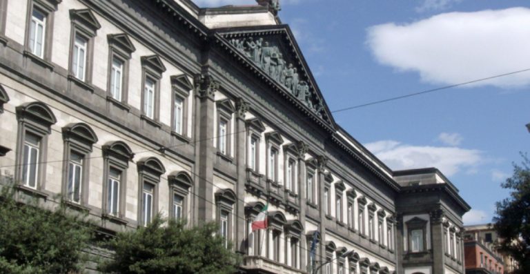 Sesso in cambio di esami: sospeso docente universitario a Napoli e Benevento