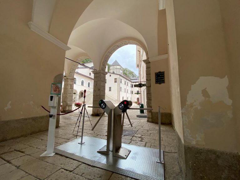 Riaprono i luoghi di culto e riprendono le messe: gli orari del Santuario di Montevergine