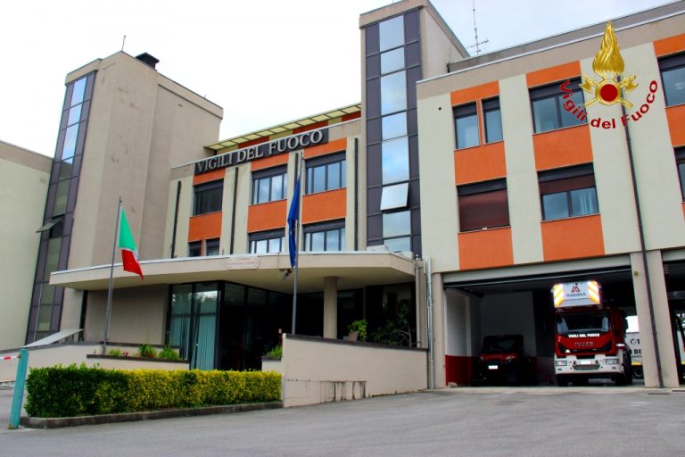 VIDEO/ Montoro, auto in fiamme nella notte