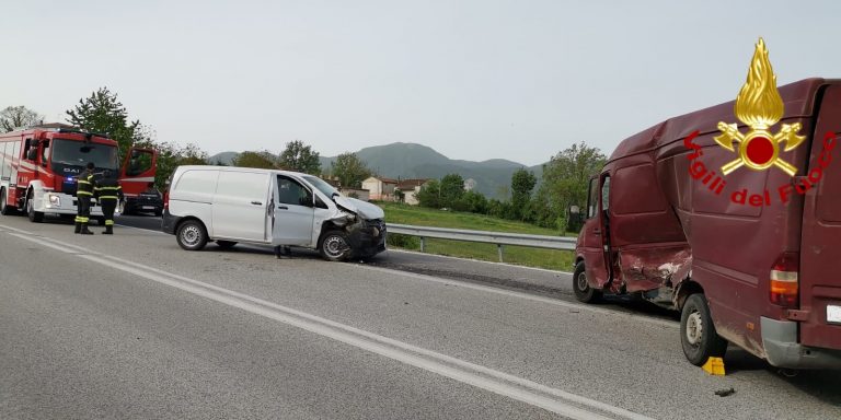 Tamponamento sulla Fondo Valle Sele: un ferito bloccato tra le lamiere