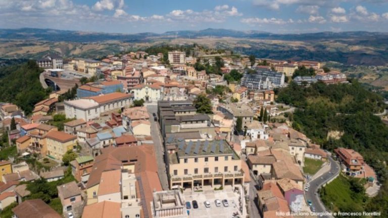 Vandali danneggiato arredi urbani ad Ariano