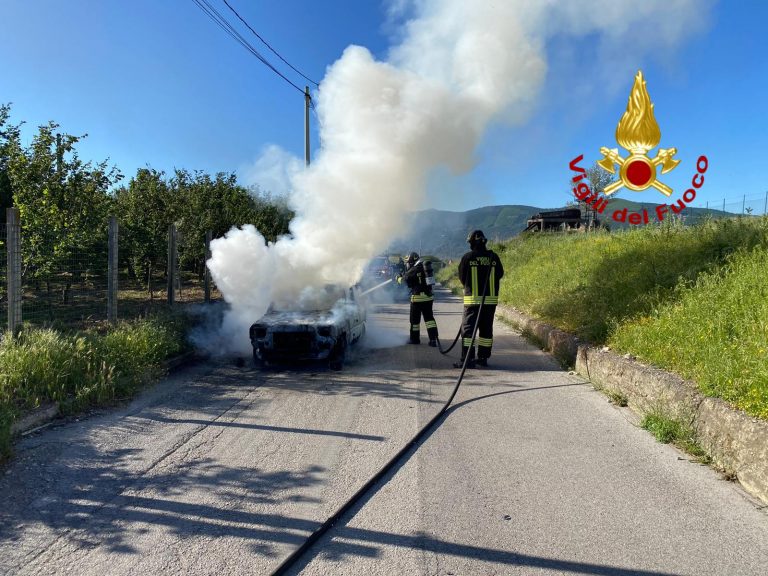 VIDEO/ Auto in fiamme ad Avella: non ci sono feriti