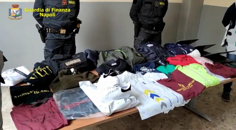 VIDEO/ Scoperta a Napoli una centrale per la vendita di capi di abbigliamento falsi