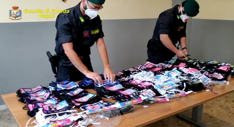 VIDEO/ Lotta alla contraffazione nel Napoletano: sequestrate mascherine per bambini