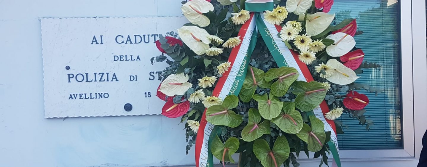 Polizia, nel giorno del funerale di Pasquale Apicella deposta una corona fiori in Questura ad Avellino