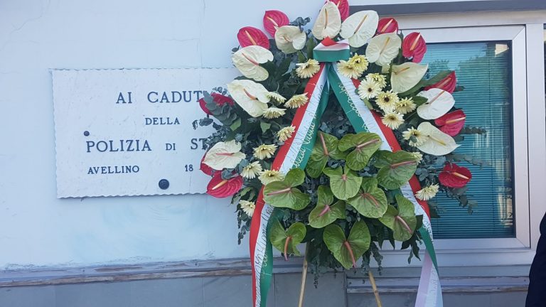 Polizia, nel giorno del funerale di Pasquale Apicella deposta una corona fiori in Questura ad Avellino