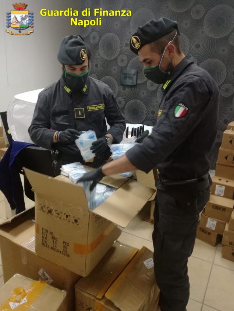 VIDEO/ Mascherine e gel igienizzante non a norma: sequestro nel Napoletano