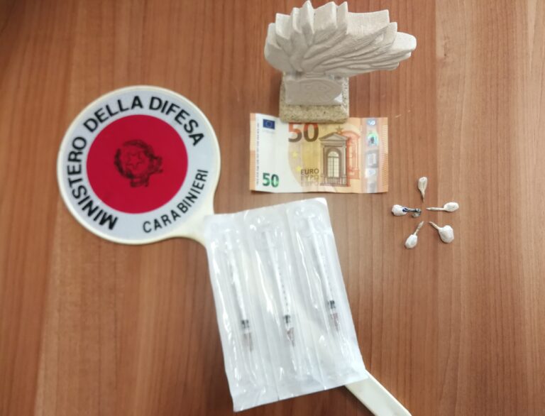 Arrestato pusher mentre effettuava lo scambio eroina-soldi