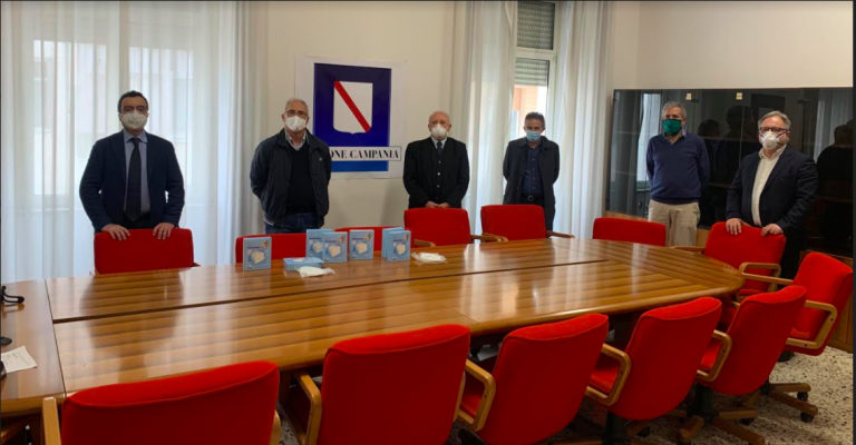 Mascherine obbligatorie in Campania, De Luca: “Chi non la indossa è una bestia e sarà sanzionato”