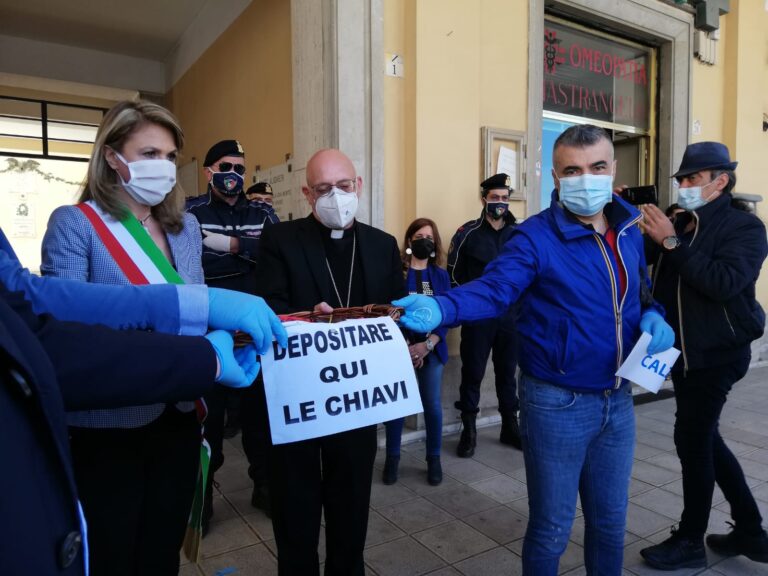 FOTO E VIDEO / “De Luca venga ad Ariano Irpino, è ora di confrontarsi con i cittadini”. Commissario e Vescovo “chiamano” il Governatore