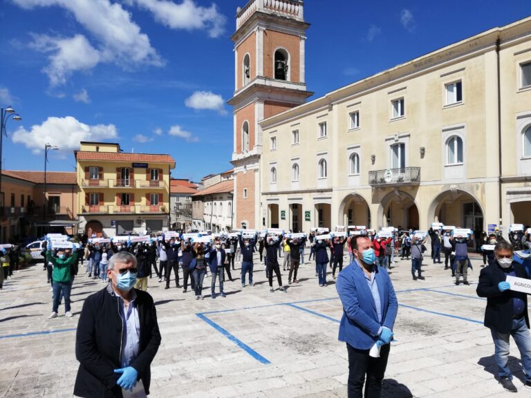 FOTO E VIDEO / “Commercio in ginocchio, se non ci aiutate Ariano muore”. La voce degli esercenti in piazza, qualcuno ha già chiuso i battenti