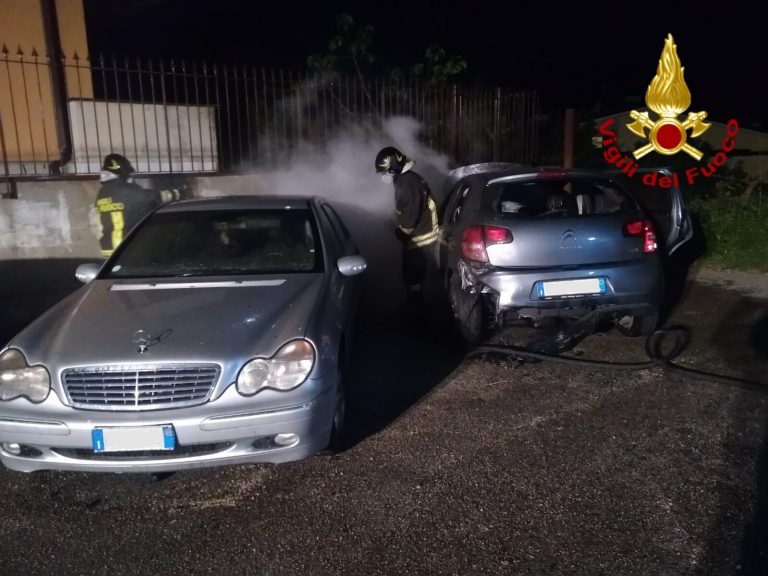 Brucia un’auto a Valle, le fiamme raggiungono anche un altro veicolo