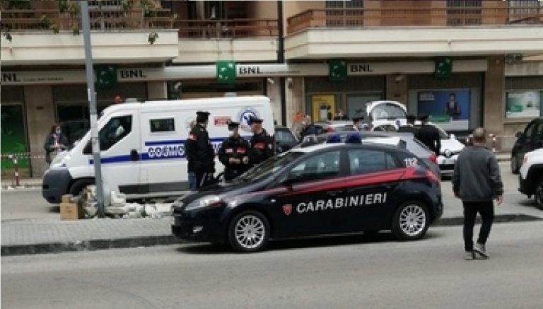 Aversa, rapina in banca con feriti: 2 arresti