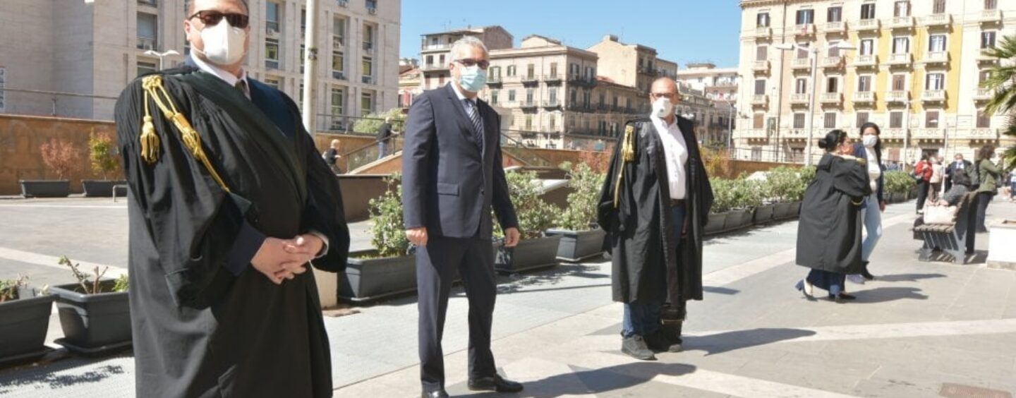 Udienze bloccate. Mascherine e megafono, va in scena anche ad Avellino il flash mob degli avvocati