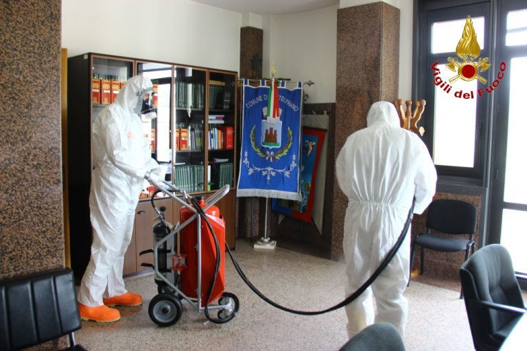 FOTO E VIDEO / Castelfranci, nucleo speciale vigili del fuoco sanifica locali Municipio e biblioteca