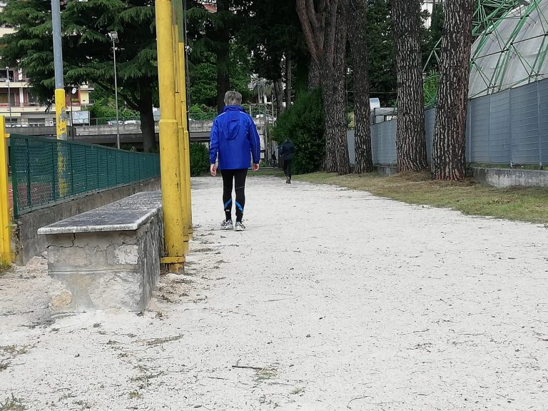 FOTO / Campo Coni, da oggi si passeggia. Il pomeriggio dentro massimo un’ora e venti. Da lunedì via alla corsa