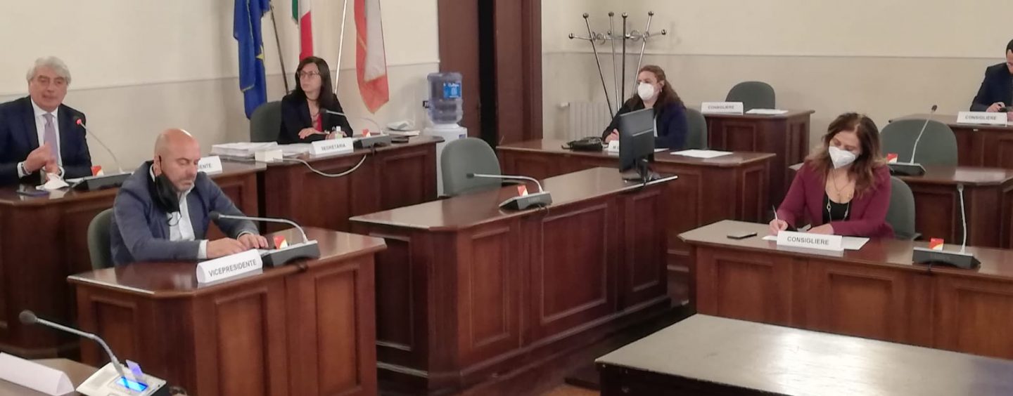FOTO / Distanziamento fisico e mascherine, ecco il Consiglio provinciale all’epoca del Covid-19