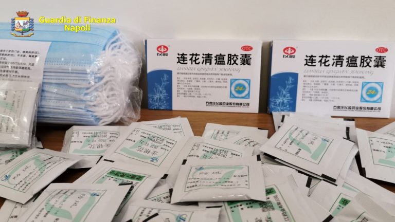 Video/Napoli. Mascherine con falso marchio CE e farmaci farlocchi sequestrati dalla Guardia di Finanza
