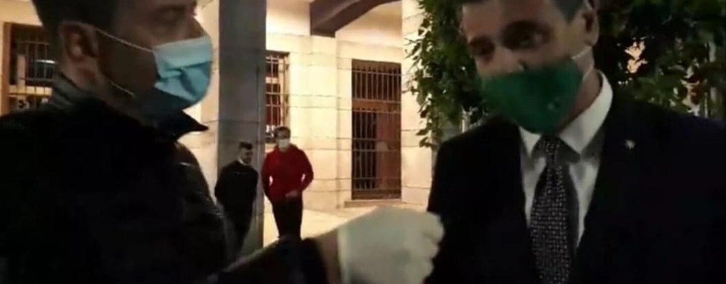 VIDEO/ L’incoerenza del Sindaco Festa: alle 23 esalta la sicurezza della città in diretta, dopo la mezzanotte guida i giovani in assembramento
