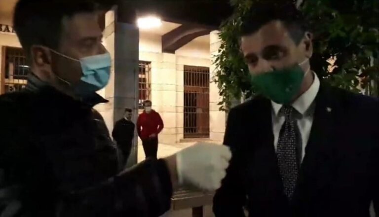 VIDEO/ L’incoerenza del Sindaco Festa: alle 23 esalta la sicurezza della città in diretta, dopo la mezzanotte guida i giovani in assembramento