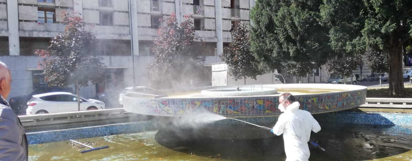 FOTO / Fontane in piazza Libertà piene di rifiuti e melma: al via la pulizia e la sanificazione. L’assessore “striglia” gli incivili
