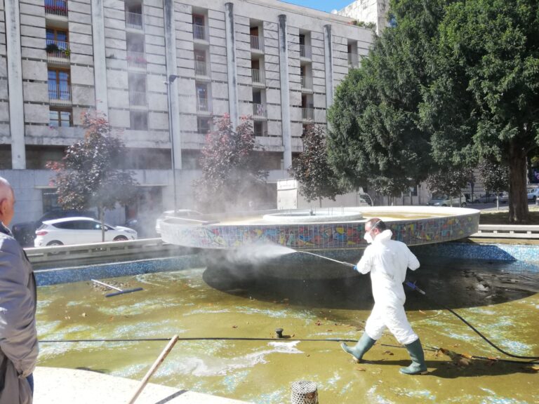 FOTO / Fontane in piazza Libertà piene di rifiuti e melma: al via la pulizia e la sanificazione. L’assessore “striglia” gli incivili